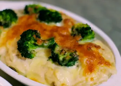 Pied de Mouton gratiné au fromage servi dans un plat à gratin